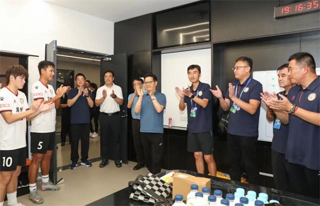 市委书记王剑锋赛前看望常州队 勉励球员踢出水平展现风采