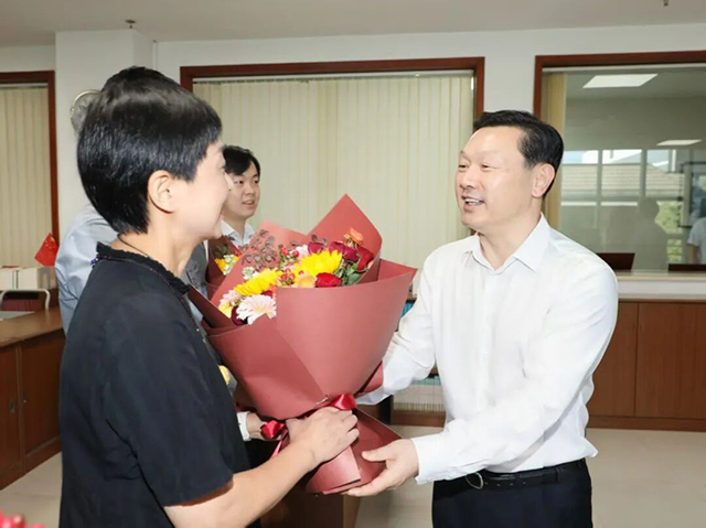 常州市四套班子领导看望慰问教师